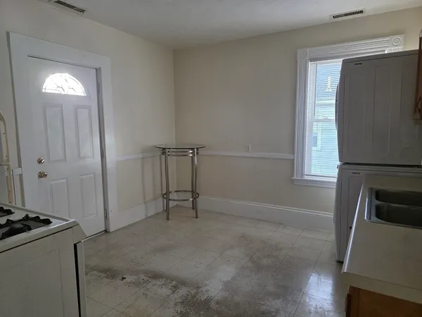 $1,800 | 209 Ash Street, Unit 2R, Waltham, MA 02453