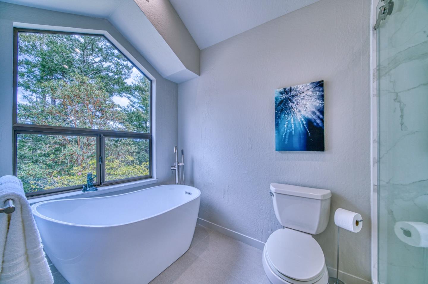 925 Skyward Drive Aptos, CA 95003 - Photo 59 of 95 a bathroom with a toilet a sink and a bathtub