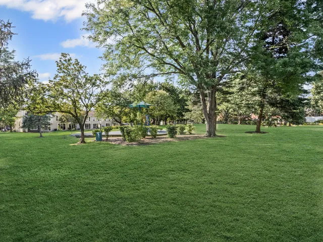 $295,900 | 1229 Cranbrook Drive, Schaumburg, IL 60193