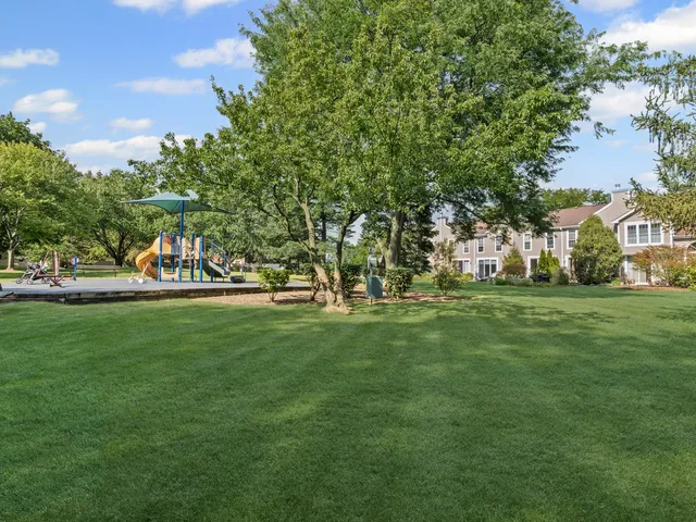 $295,900 | 1229 Cranbrook Drive, Schaumburg, IL 60193