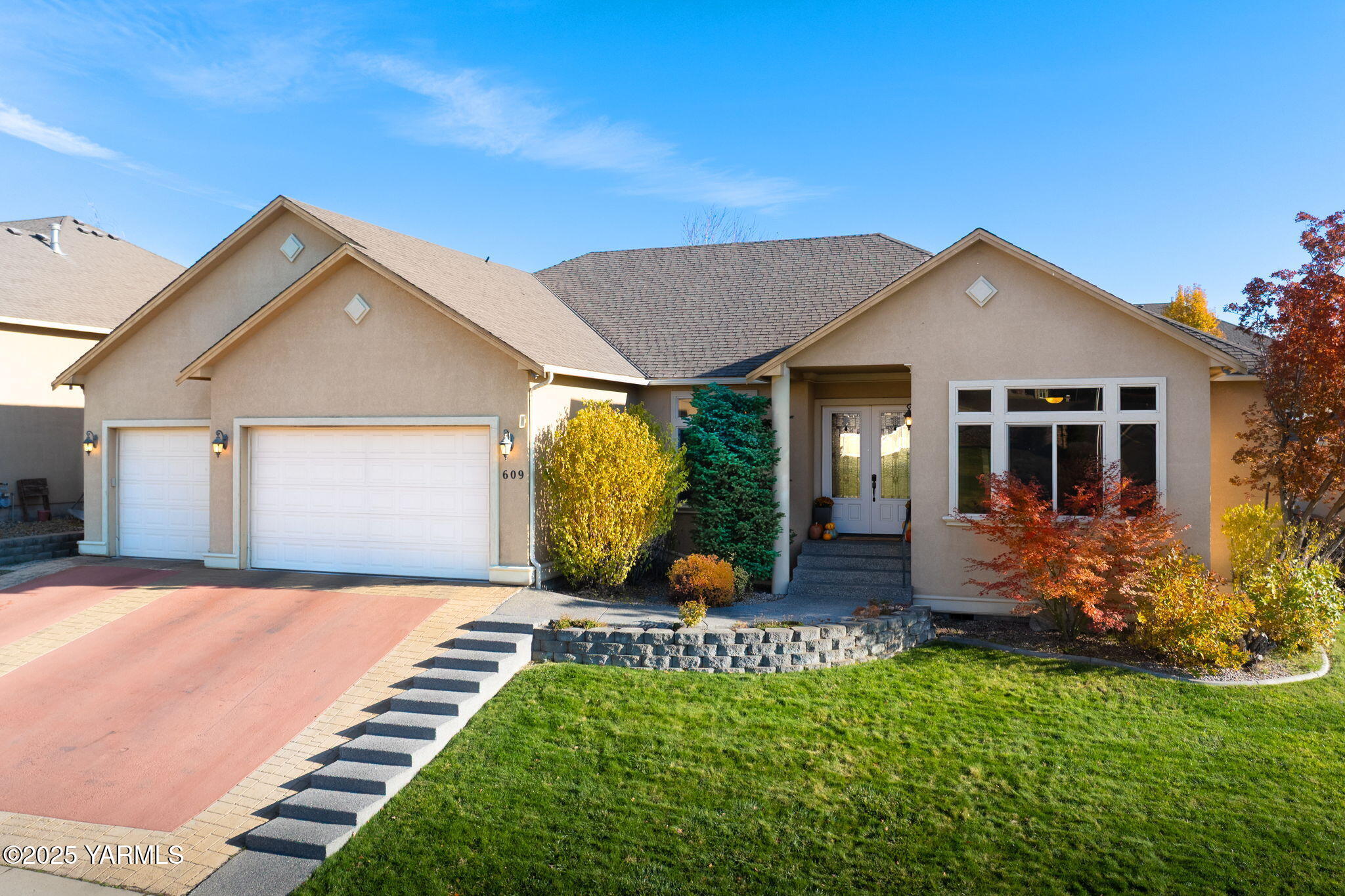 609 North 74th Avenue Yakima, WA 98908 - Photo 1 of 34 a front view of a house with garden