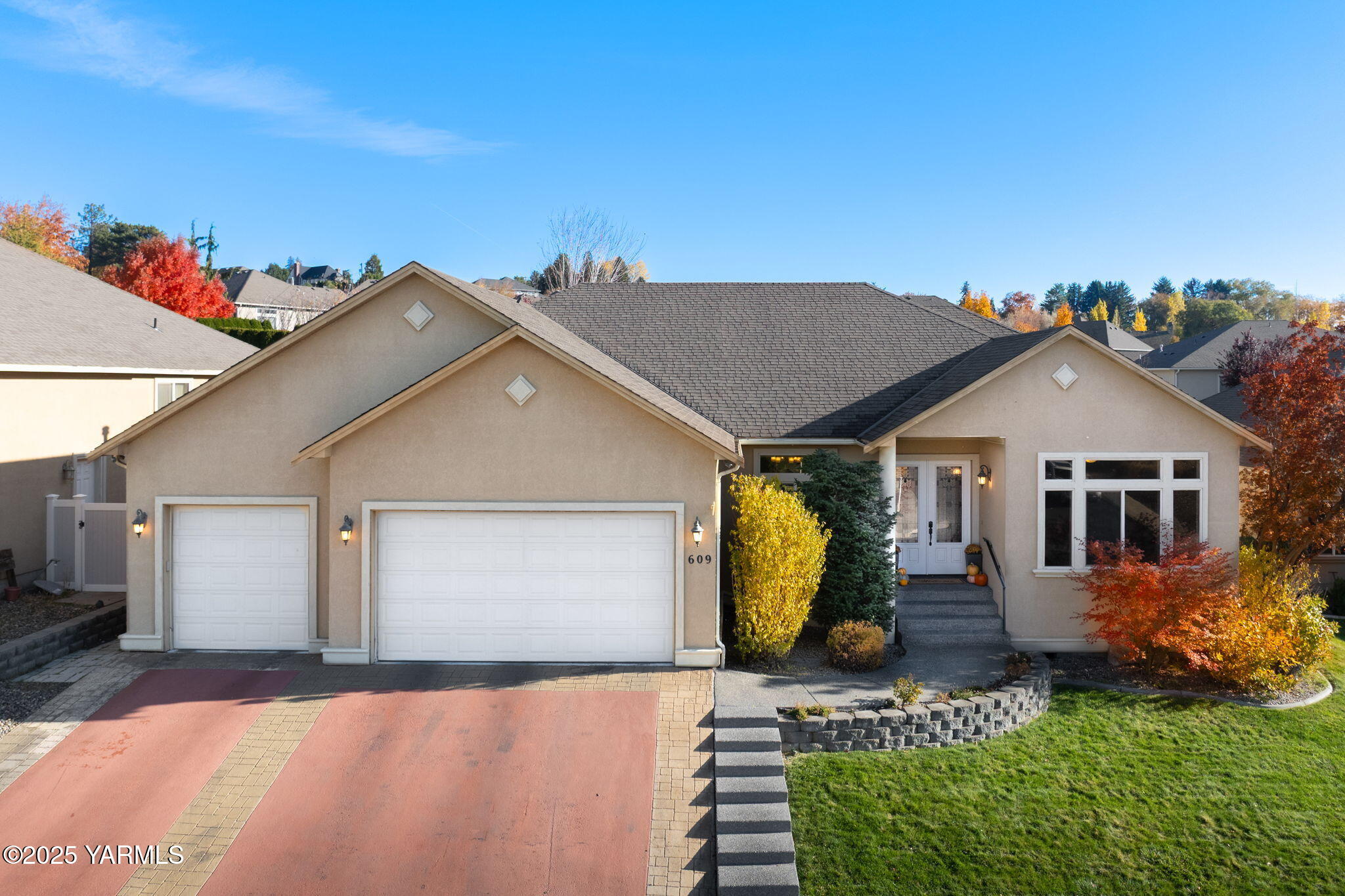 609 North 74th Avenue Yakima, WA 98908 - Photo 2 of 34 a view of house with garden