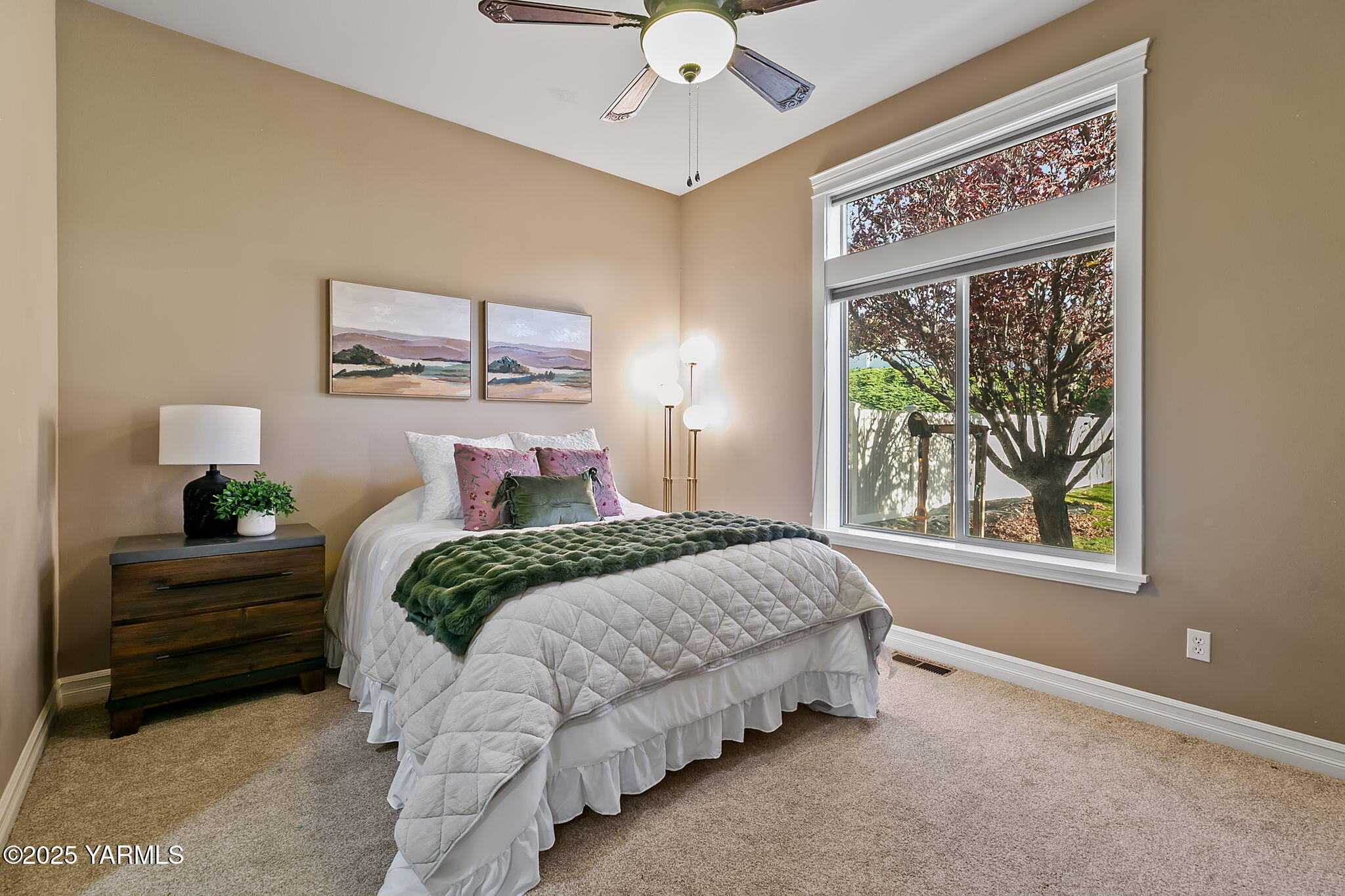609 North 74th Avenue Yakima, WA 98908 - Photo 25 of 34 a bedroom with a bed and a window