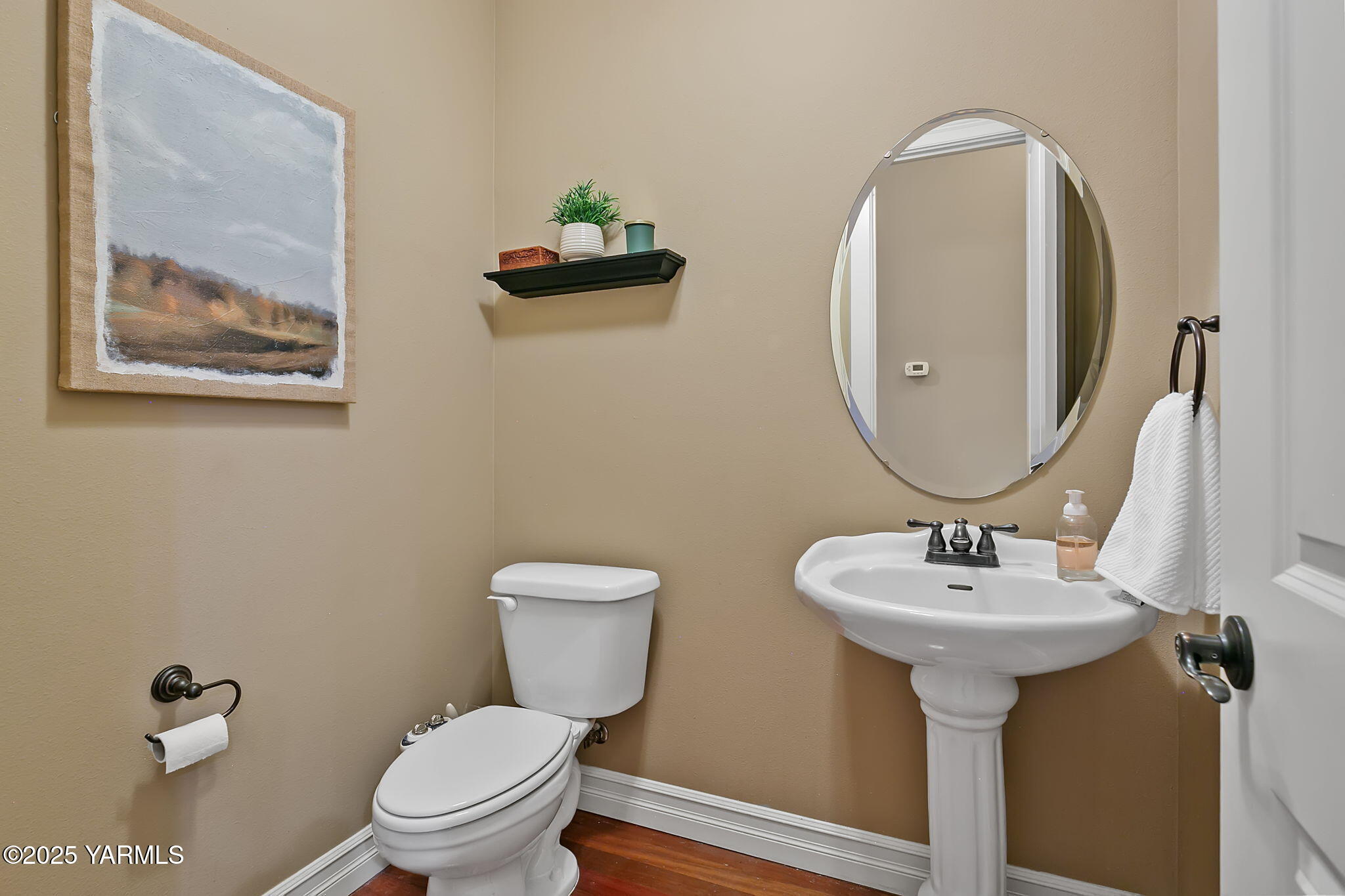 609 North 74th Avenue Yakima, WA 98908 - Photo 28 of 34 a bathroom with a toilet sink and mirror
