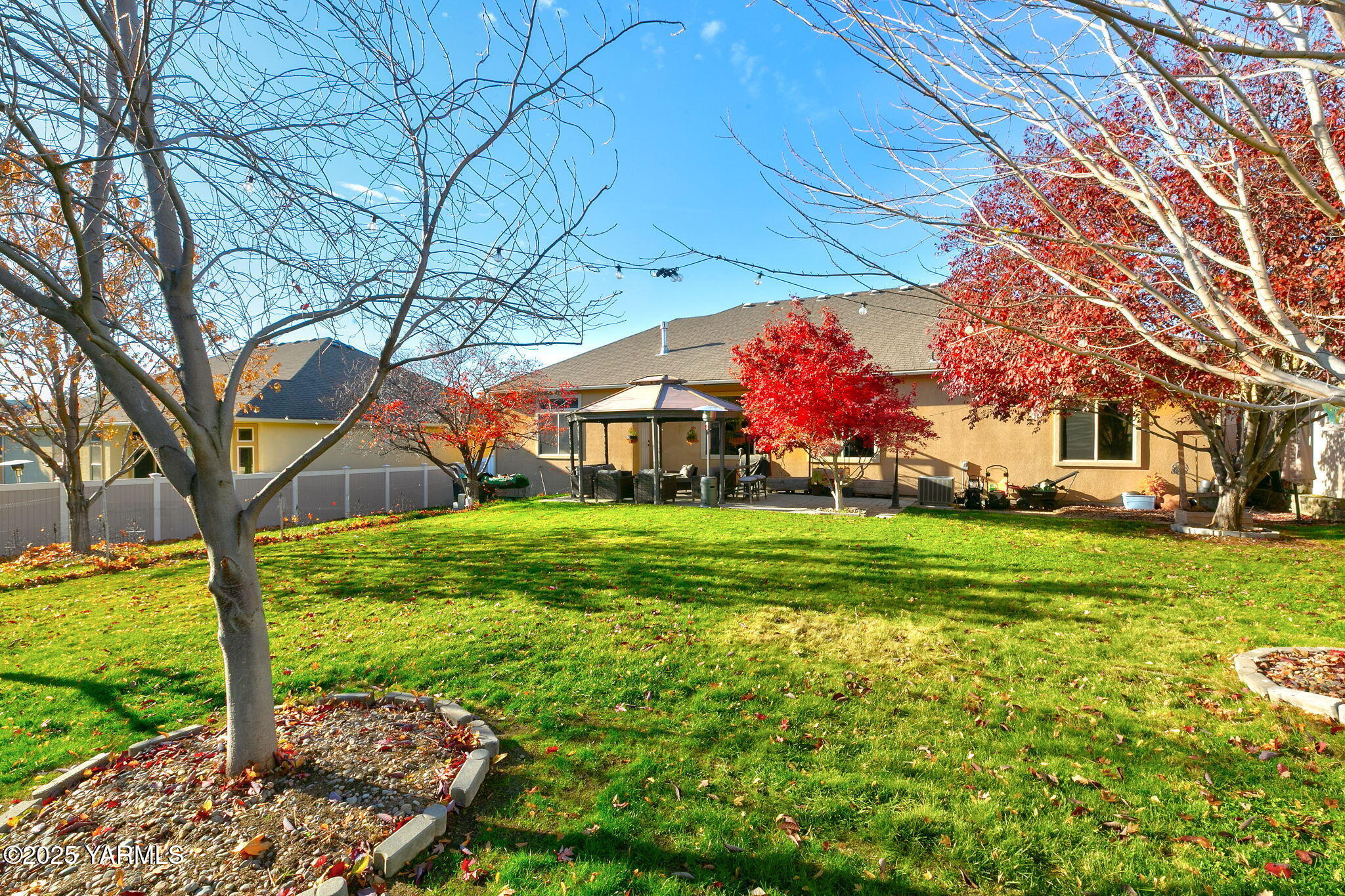 609 North 74th Avenue Yakima, WA 98908 - Photo 30 of 34 a front view of a house with garden