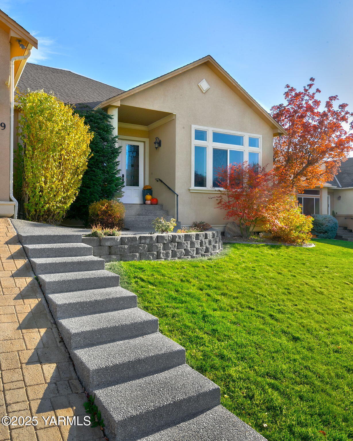 609 North 74th Avenue Yakima, WA 98908 - Photo 3 of 34 a front view of a house with garden