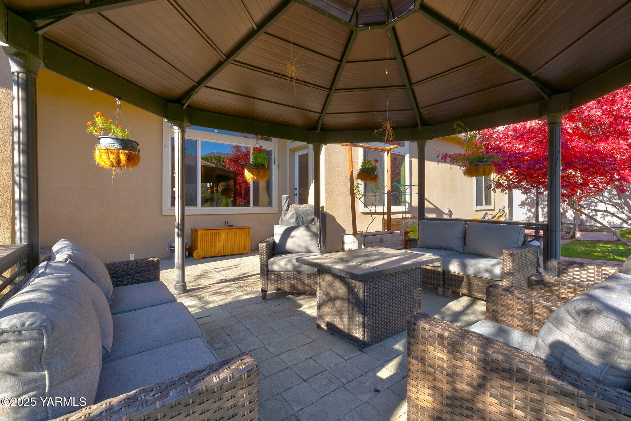609 North 74th Avenue Yakima, WA 98908 - Photo 32 of 34 a outdoor living space with furniture and umbrella