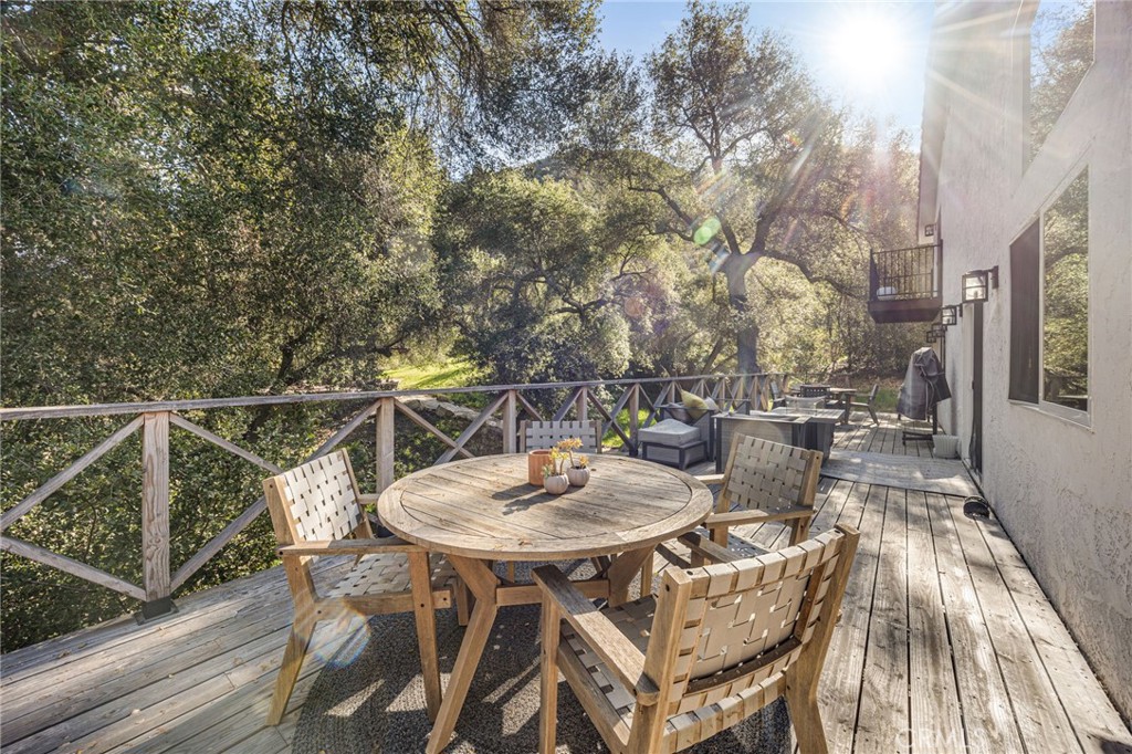 48980 De Luz Road Temecula, CA 92590 - Photo 37 of 50 a balcony with table and chairs
