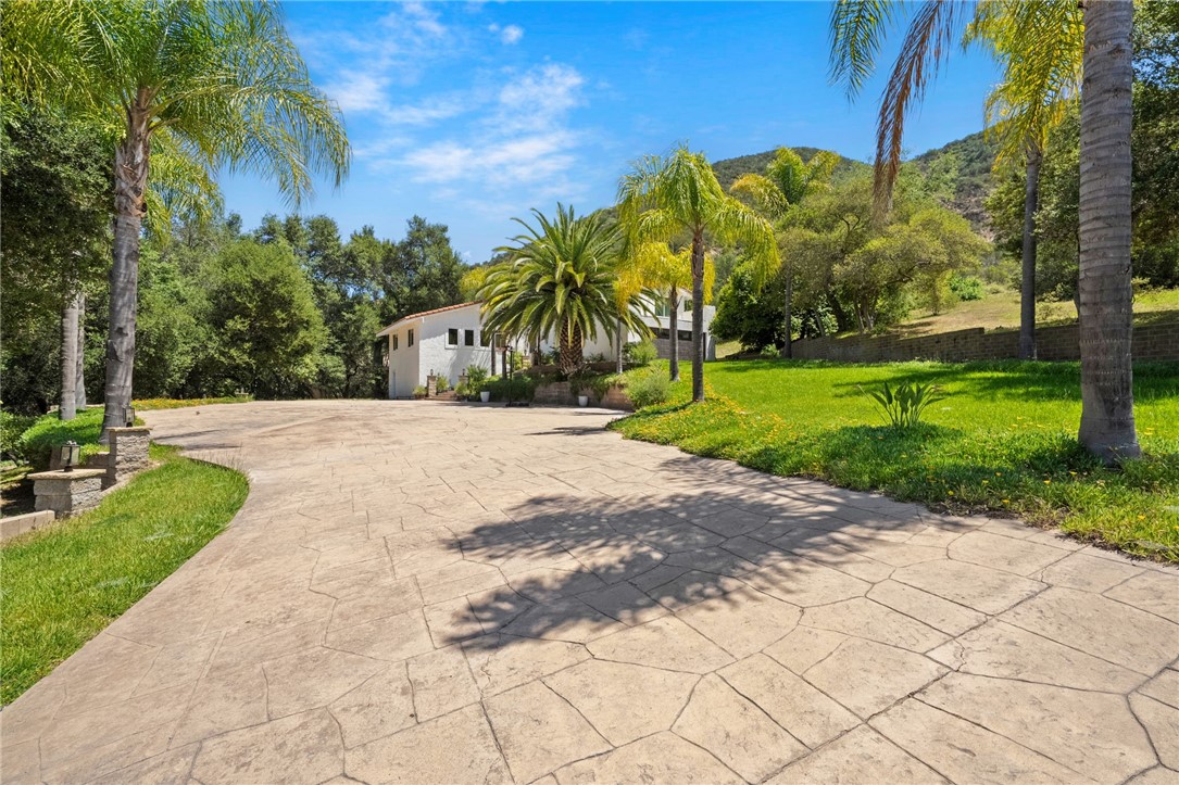 48980 De Luz Road Temecula, CA 92590 - Photo 47 of 50 Large Driveway