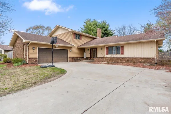 $320,000 | 112 Landsdowne Drive, Sherman, IL 62684