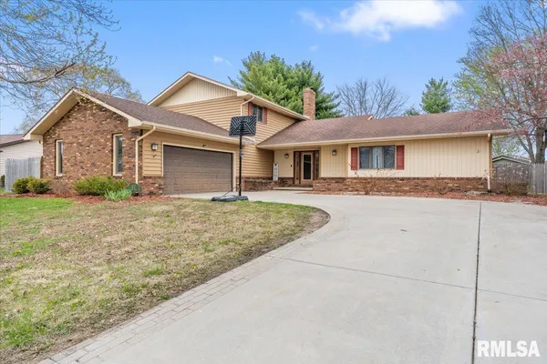 $320,000 | 112 Landsdowne Drive, Sherman, IL 62684