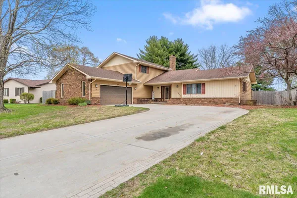 $320,000 | 112 Landsdowne Drive, Sherman, IL 62684