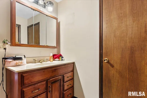 $320,000 | 112 Landsdowne Drive, Sherman, IL 62684