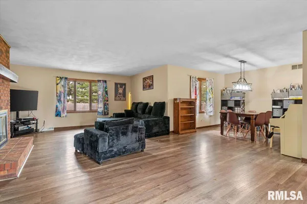 $320,000 | 112 Landsdowne Drive, Sherman, IL 62684