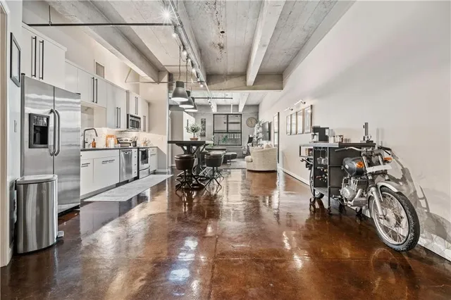 $325,000 | 360 West Pershing Road, Unit 30, Kansas City, MO 64108