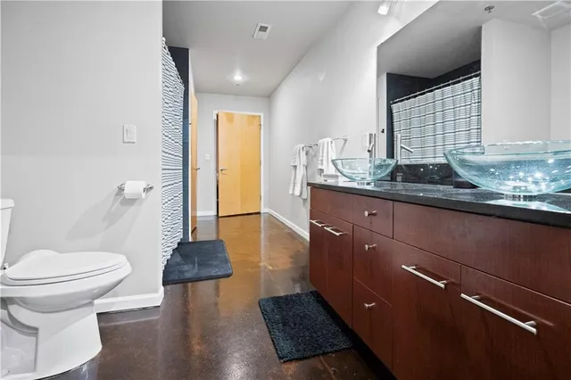 $325,000 | 360 West Pershing Road, Unit 30, Kansas City, MO 64108