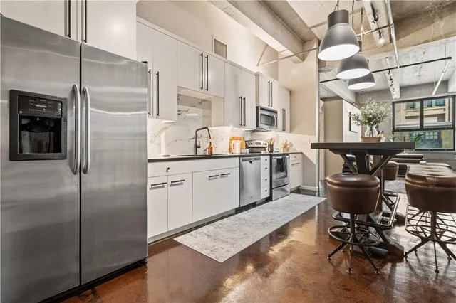 $325,000 | 360 West Pershing Road, Unit 30, Kansas City, MO 64108