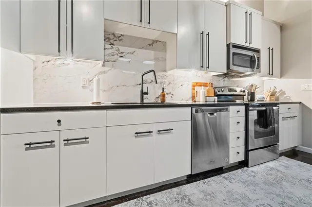 $325,000 | 360 West Pershing Road, Unit 30, Kansas City, MO 64108