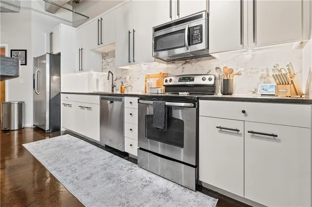 $325,000 | 360 West Pershing Road, Unit 30, Kansas City, MO 64108