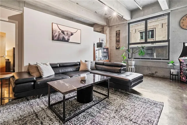 $325,000 | 360 West Pershing Road, Unit 30, Kansas City, MO 64108