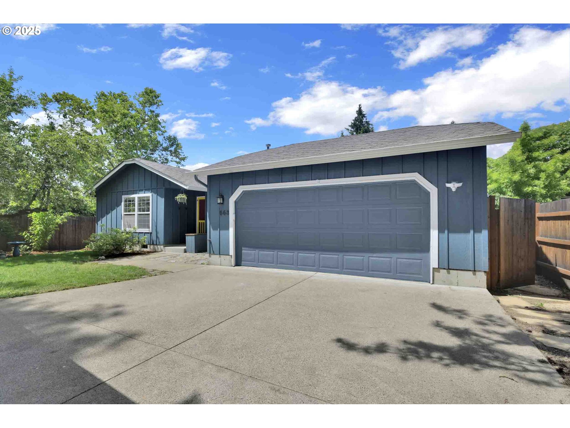 668 River Road Eugene, OR 97404 - Photo 3 of 29 Driveway