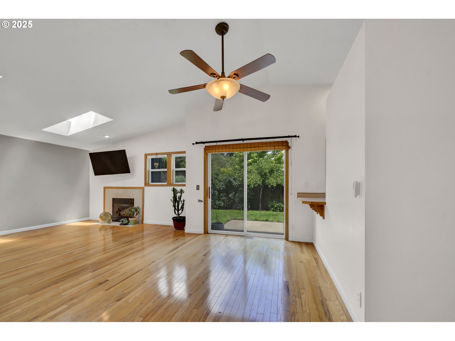 668 River Road Eugene, OR 97404 - Photo 6 of 29 Living Room/Dining Room