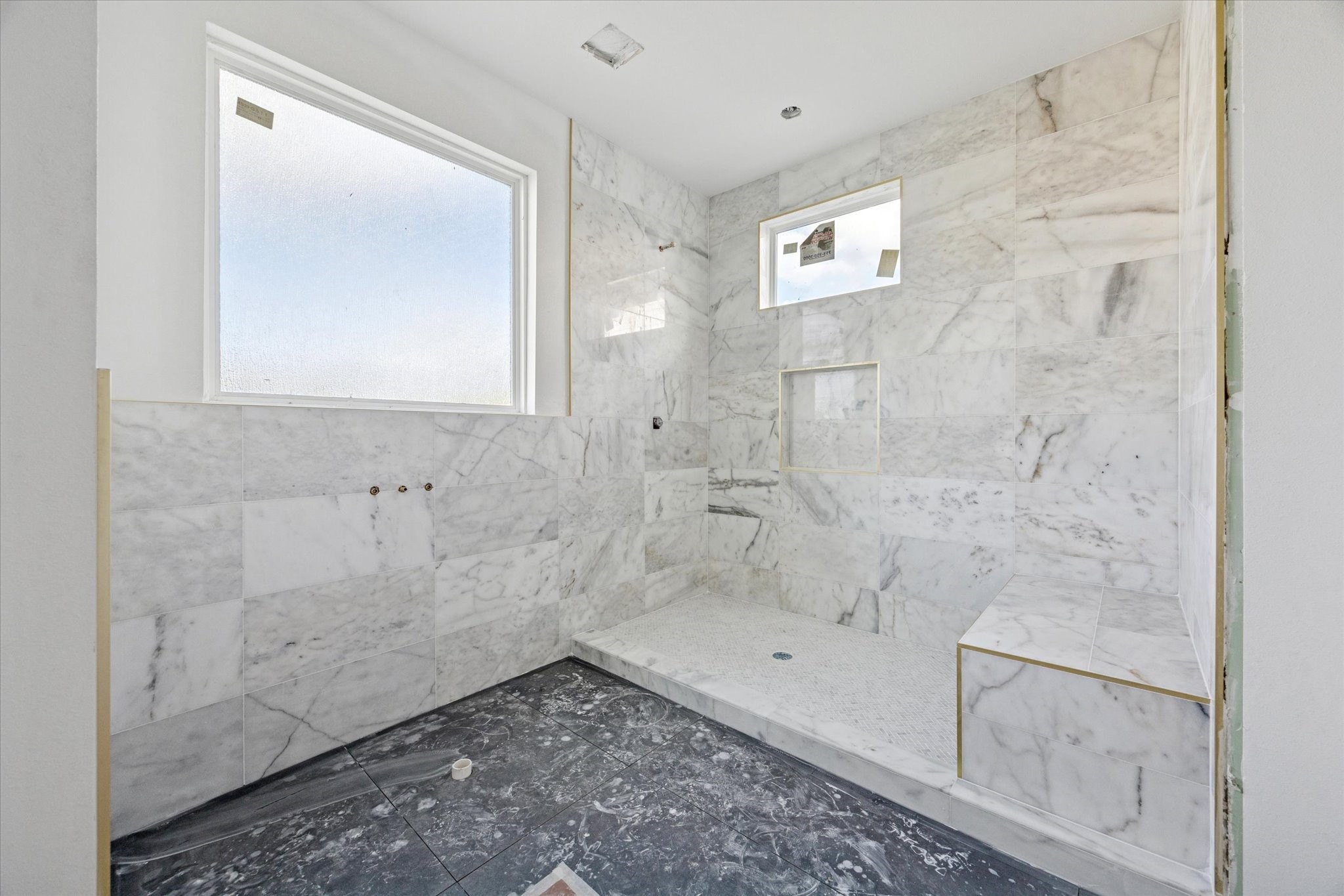 1034 West 17th Street, Unit E Houston, TX 77008 - Photo 9 of 26 a bathroom with a bathtub