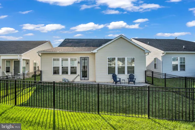 a view of a house with backyard and garden