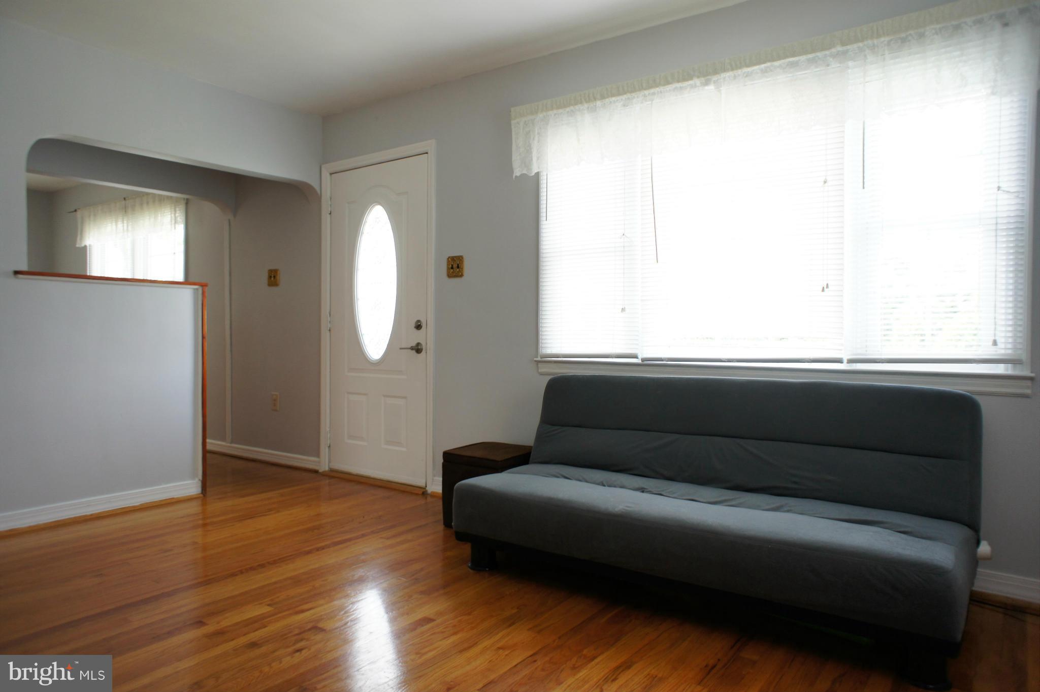 609 Cedar Hill Road Baltimore, MD 21225 - Photo 11 of 30 Living Room