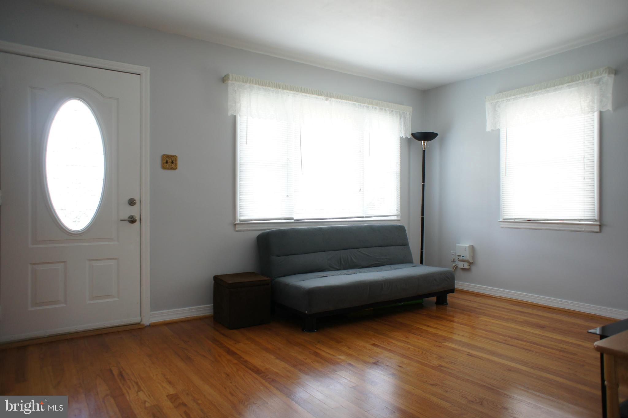 609 Cedar Hill Road Baltimore, MD 21225 - Photo 12 of 30 Living Room