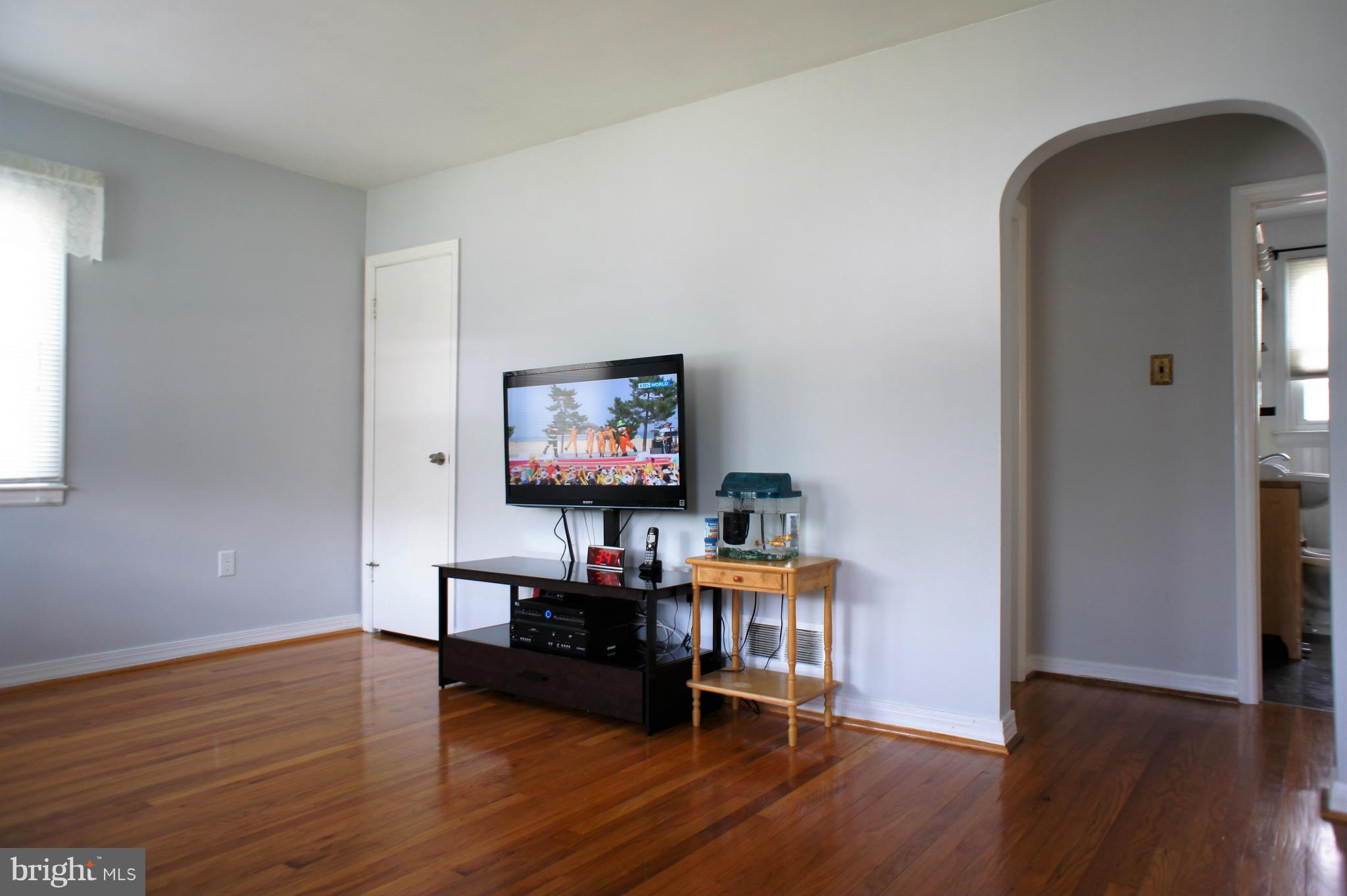 609 Cedar Hill Road Baltimore, MD 21225 - Photo 9 of 30 Living Room