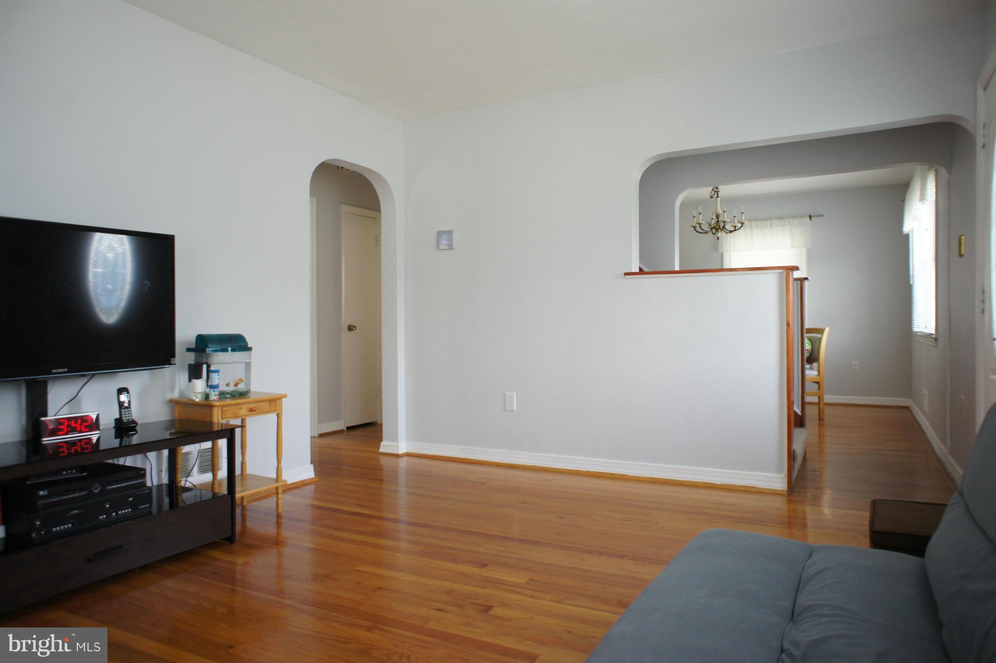 609 Cedar Hill Road Baltimore, MD 21225 - Photo 10 of 30 Living Room