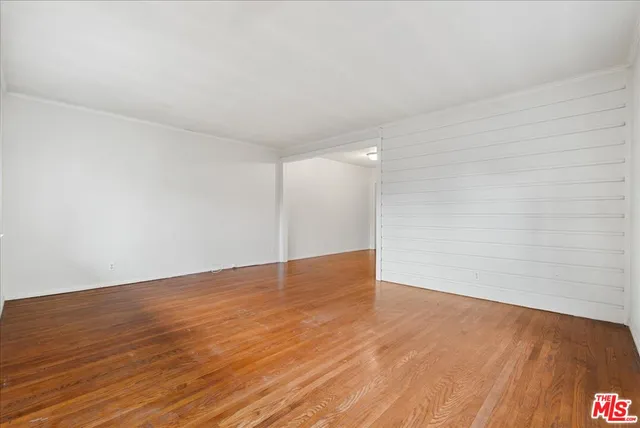 a view of livingroom with hardwood floor
