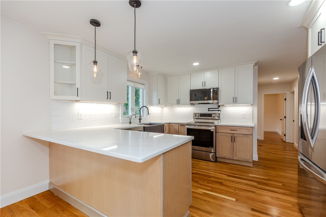 8 Barnes Street Smithfield, RI 02828 - Photo 9 of 48