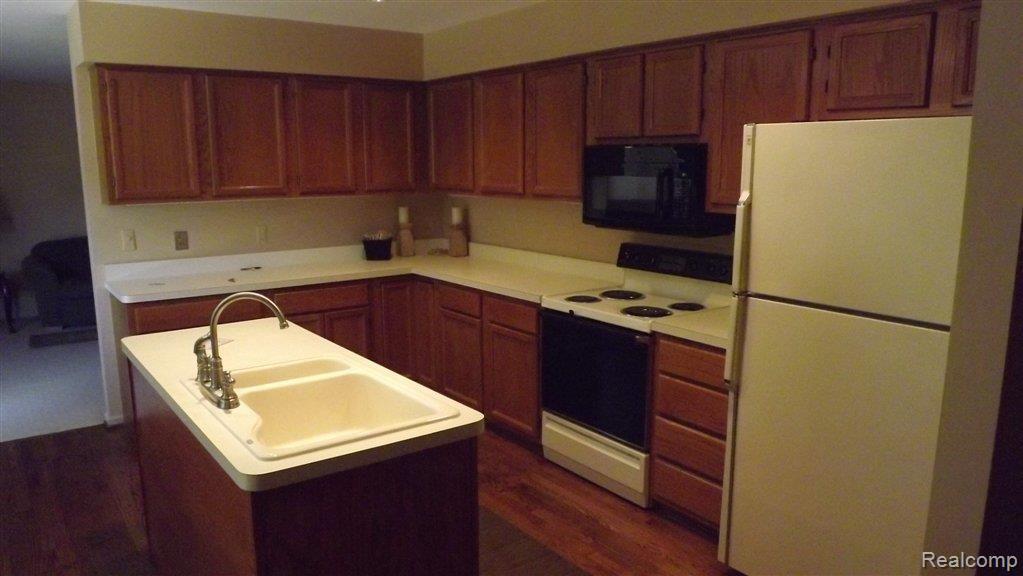 2223 Rochelle Park Drive, Unit 56 Rochester, MI 48309 - Photo 4 of 12 Kitchen 2
