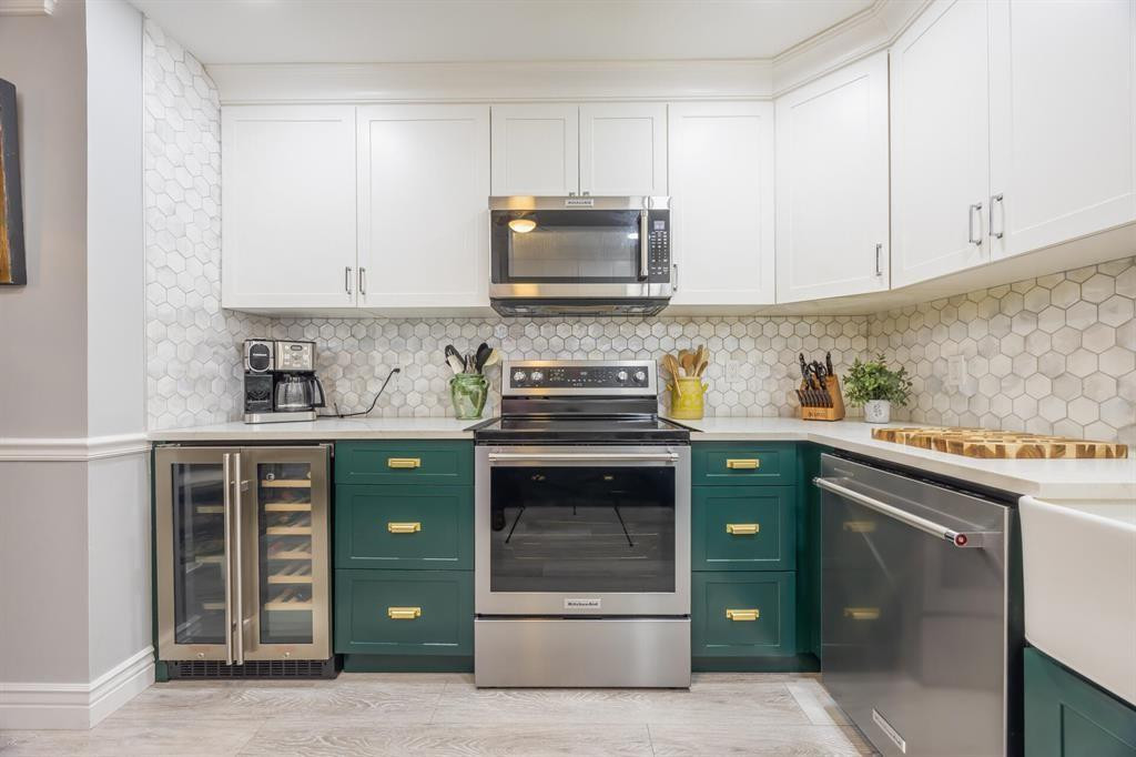 201 Southwest 1st Street, Unit 10 Boca Raton, FL 33432 - Photo 11 of 28 a kitchen with a sink and a stove