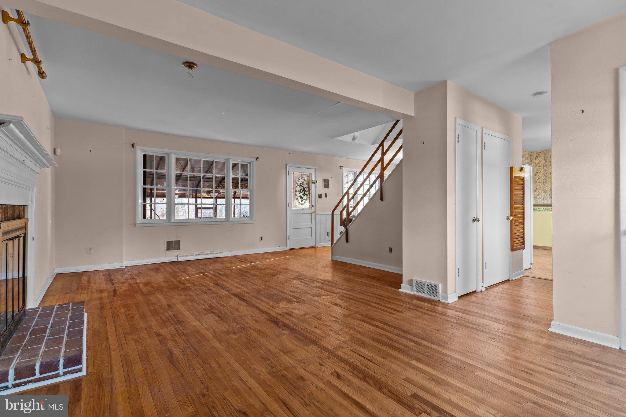 910 East Cathedral Road Philadelphia, PA 19128 - Photo 3 of 33