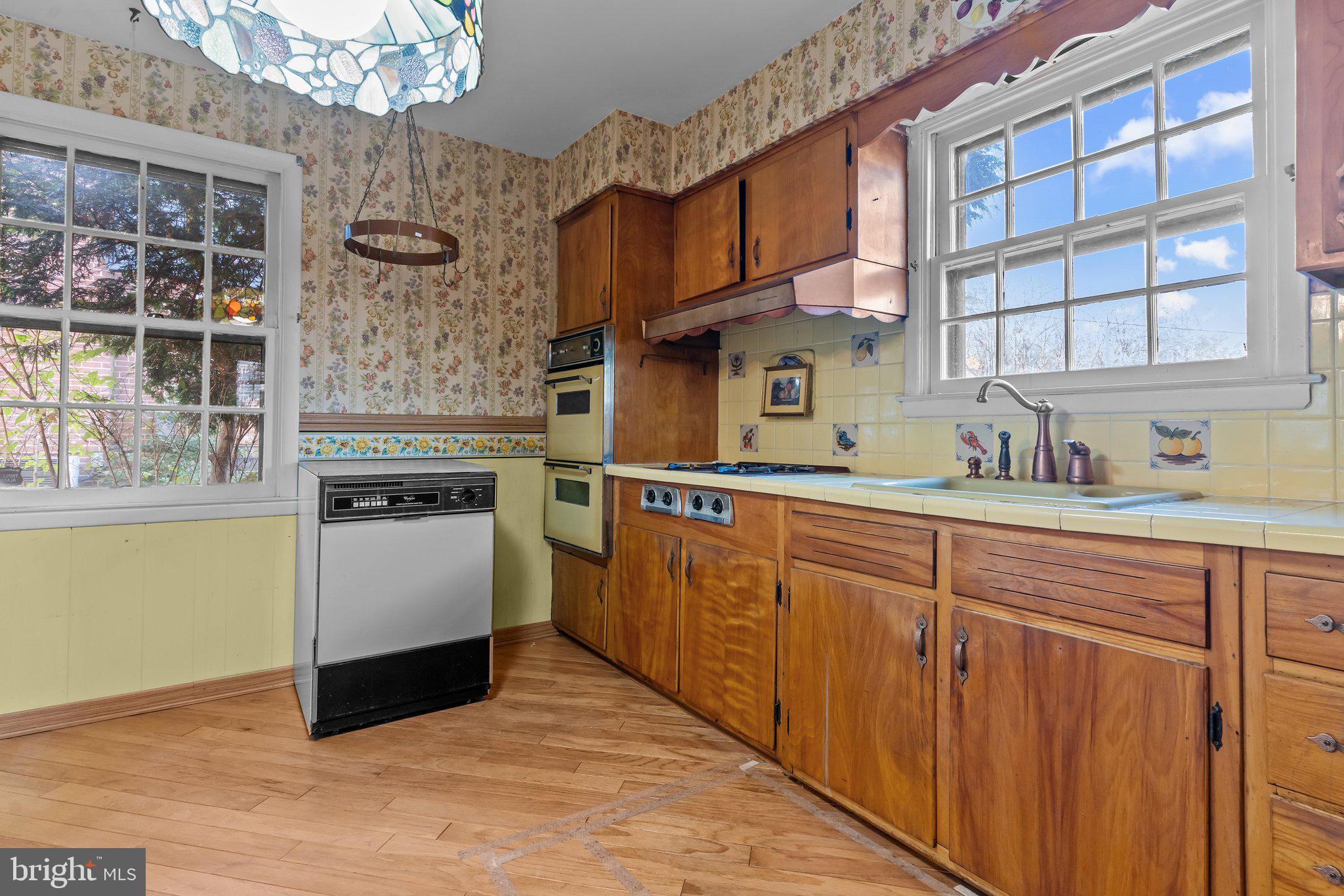 910 East Cathedral Road Philadelphia, PA 19128 - Photo 8 of 33