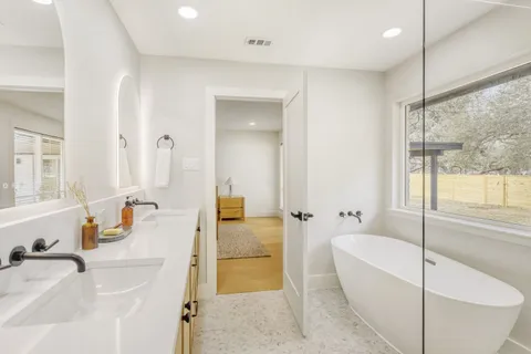 $1,089,000 | 8702 Balcones Club Drive, Austin, TX 78750