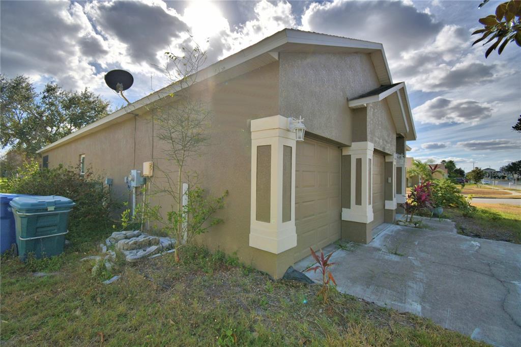 5610 Forest Ridge Drive Winter Haven, FL 33881 - Photo 43 of 70 a backyard of a house with table and chairs