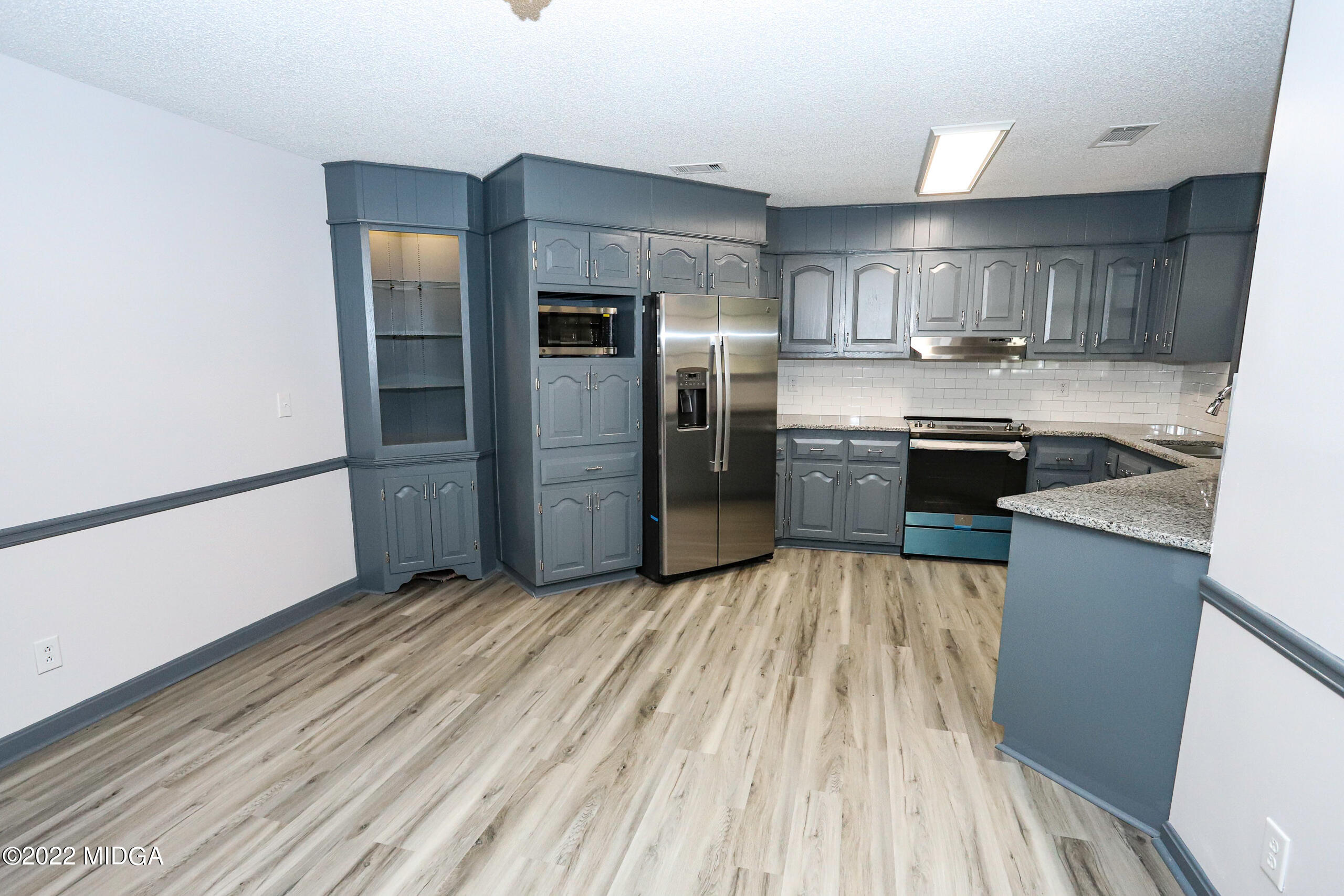 107 Ridge Circle Macon, GA 31216 - Photo 49 of 80 a kitchen with stainless steel appliances granite countertop a refrigerator and a sink