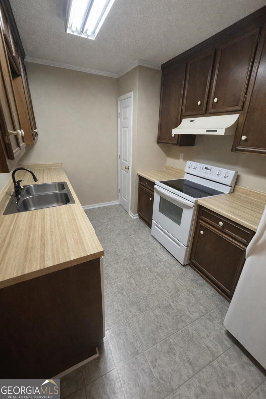113 Manor Row Macon, GA 31210 - Photo 15 of 19 a kitchen with a stove and a sink