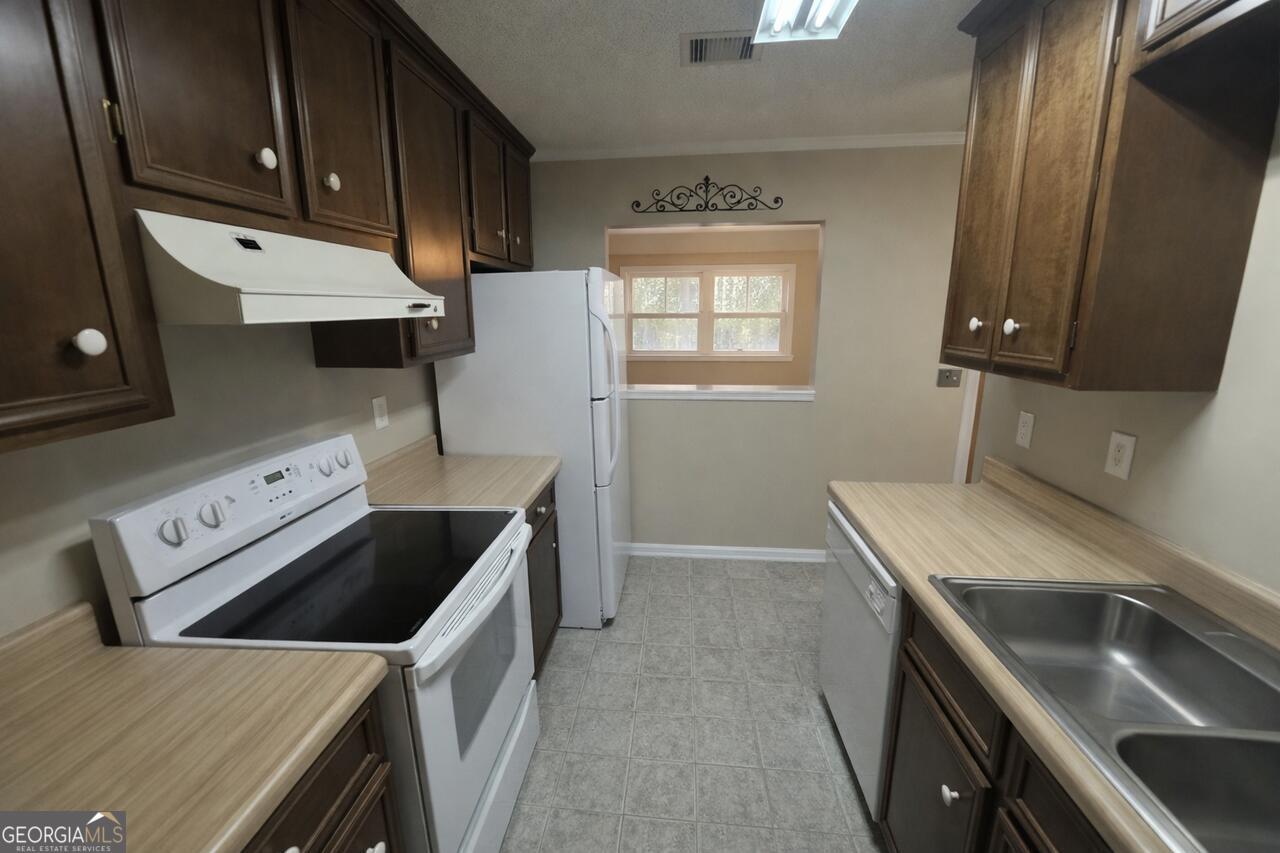 113 Manor Row Macon, GA 31210 - Photo 16 of 19 a kitchen that has a sink and a stove