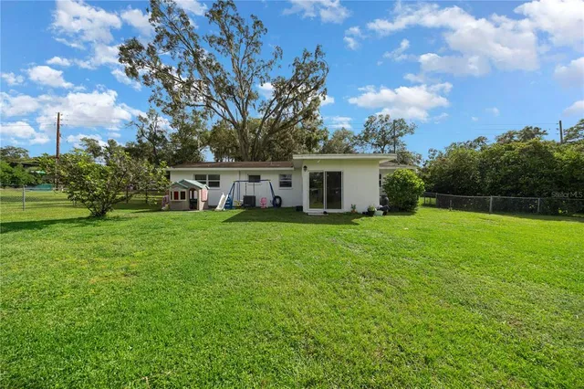 a view of a house with backyard and garden