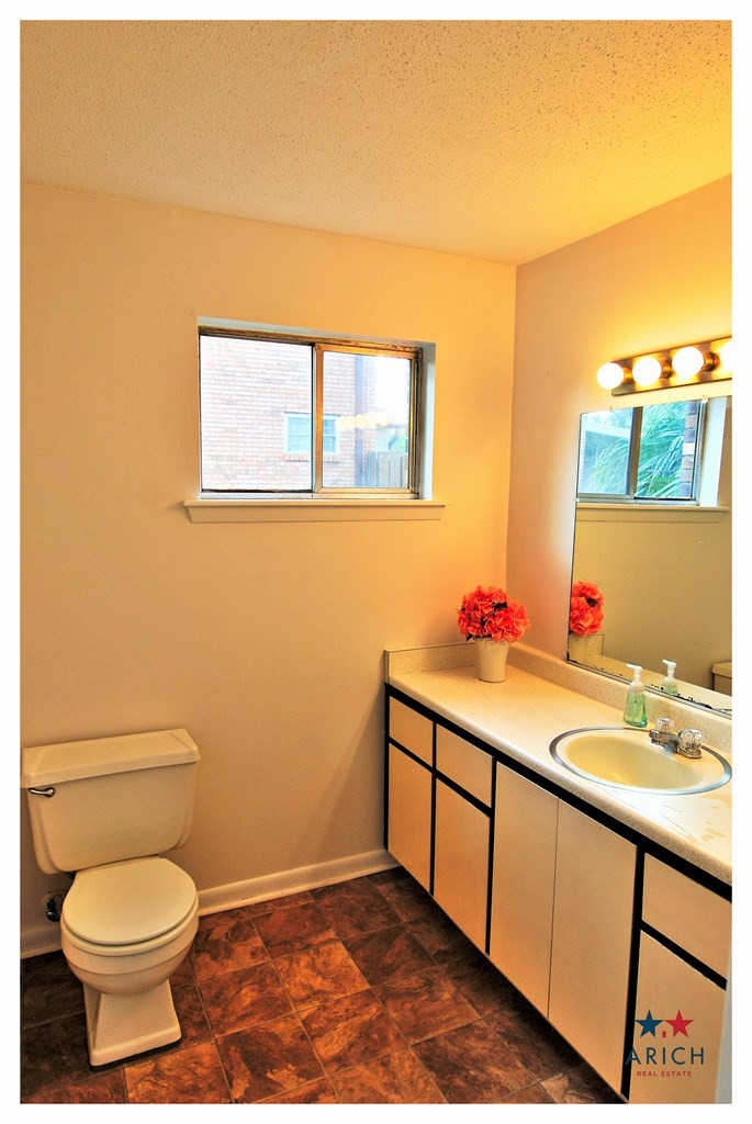 1674 Goshen Road, Unit A1 Augusta, GA 30906 - Photo 18 of 30 HUGE HALF BATH