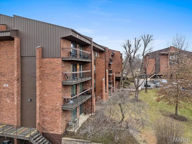$169,900 | 572 Coeur De Royale Drive, Unit 306, St. Louis, MO 63141