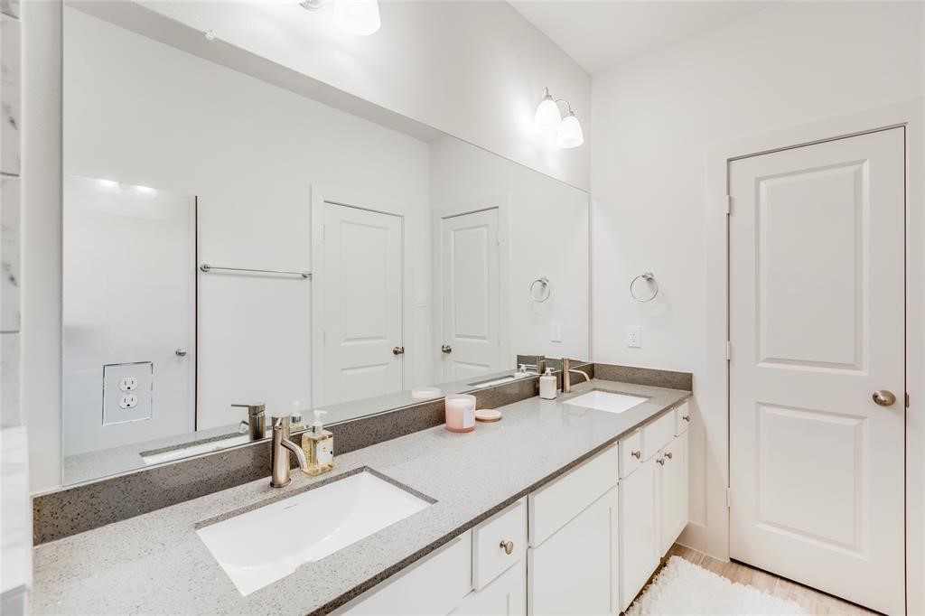 4143 Griggs Road Houston, TX 77021 - Photo 10 of 15 Primary suite and bathroom.