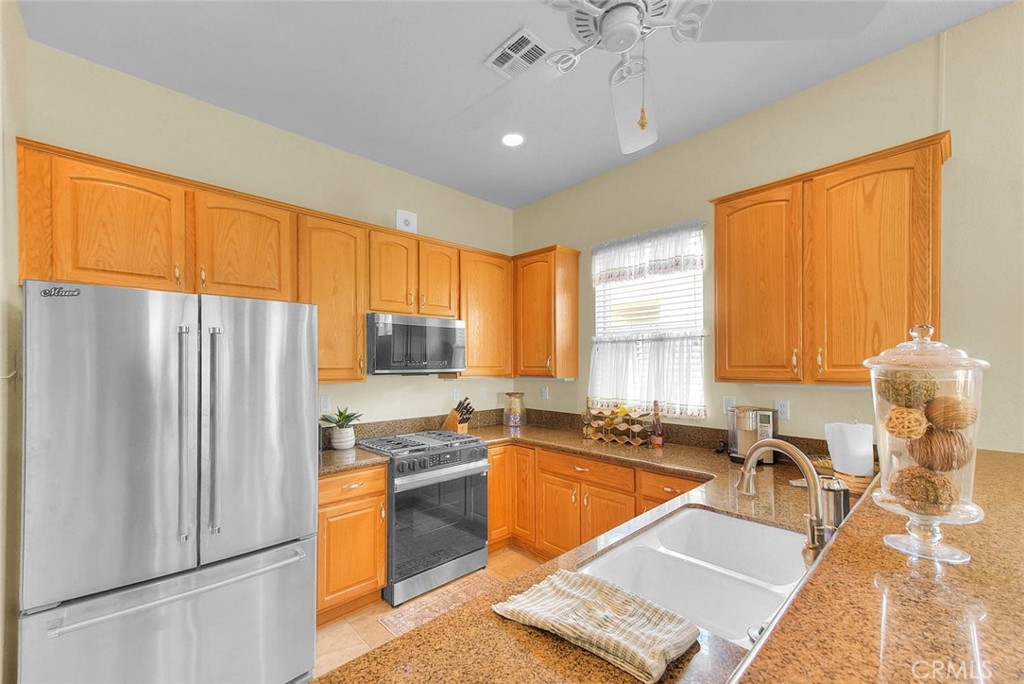 19360 Galloping Hill Road Apple Valley, CA 92308 - Photo 15 of 54