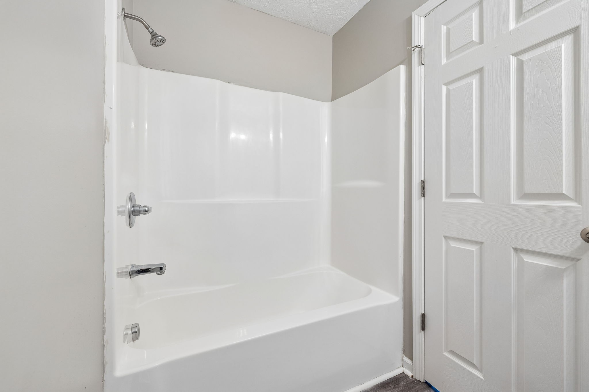 511 Hayes Street Springfield, TN 37172 - Photo 21 of 26 a bathroom with a bathtub