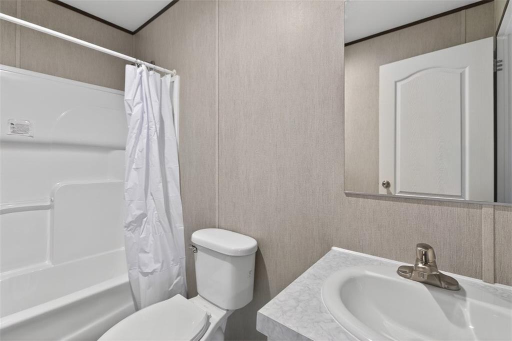 533 Pearwood Road Royston, GA 30662 - Photo 33 of 50 a bathroom with a sink toilet and shower